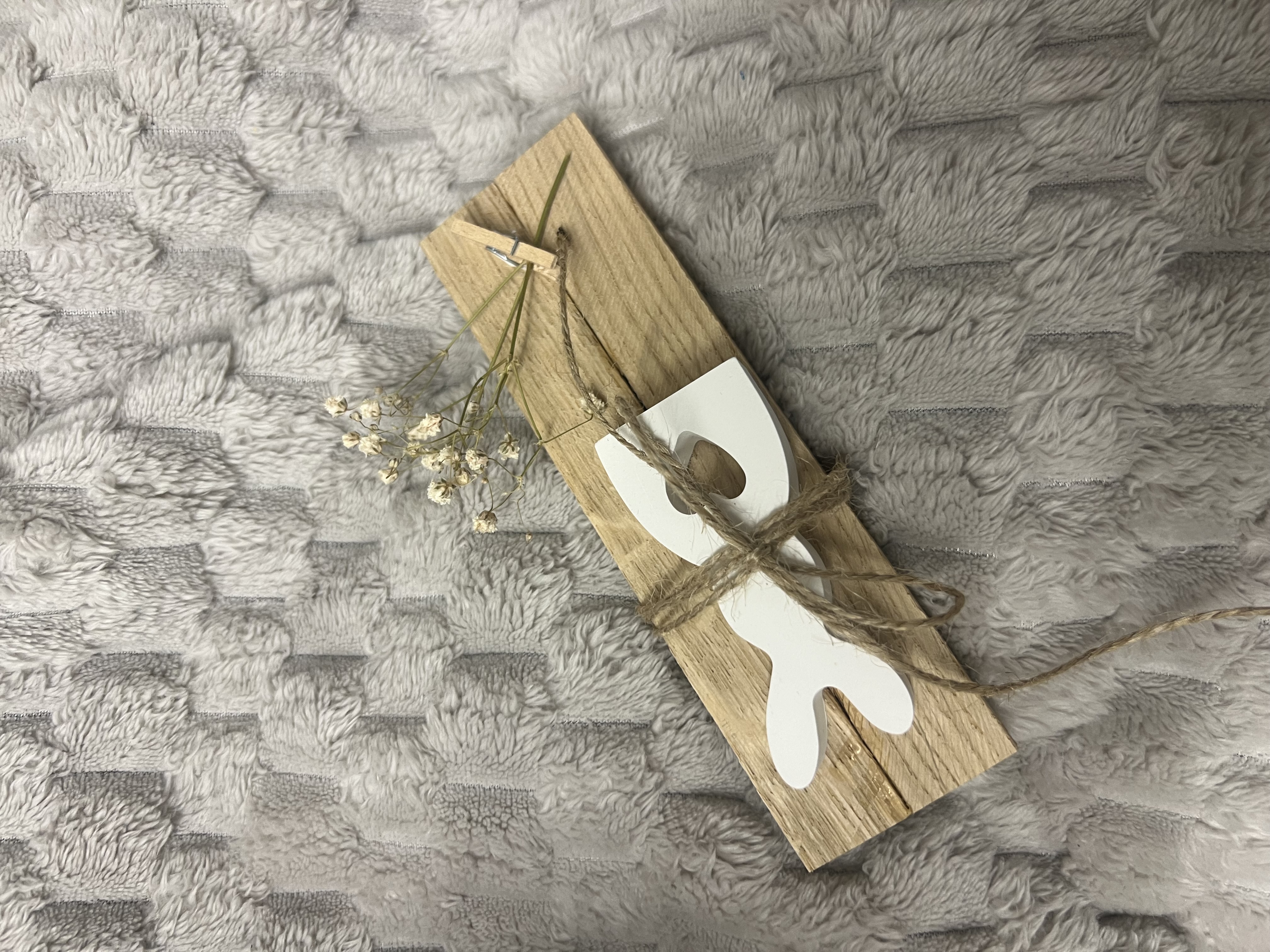 Osterhase auf Holztablett